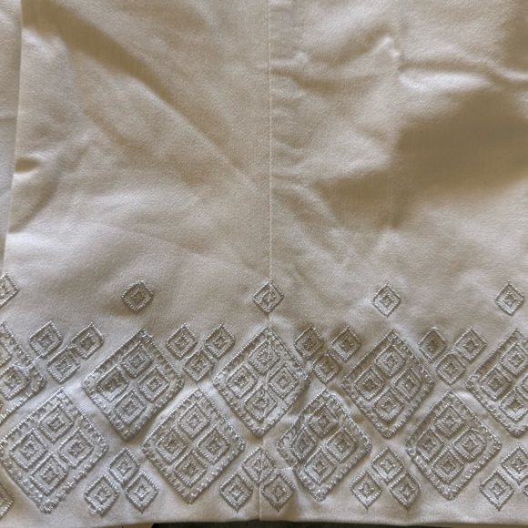 Dana Buchman -  Super Stretch Capri pants White Medium NWT  Embroidered Cuffs - Picture 2 of 6
